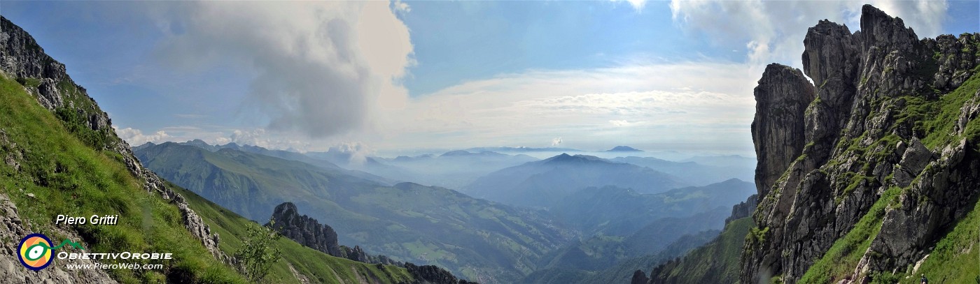 27 I torrioni d'Alben con vista sulla Val del riso e verso la Val Seriana.jpg